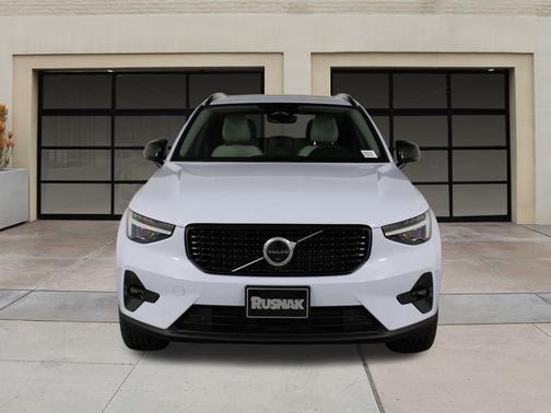 2026 Volvo XC40 Plus, B5 AWD Gas (mild hybrid), Dark