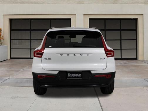 2025 Volvo XC40 B5 Plus Dark Theme