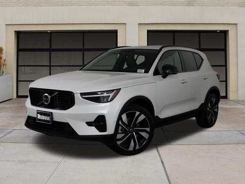 2025 Volvo XC40 B5 Plus Dark Theme