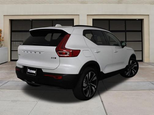 2025 Volvo XC40 B5 Plus Dark Theme