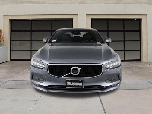 2019 Volvo S90 T6 Momentum