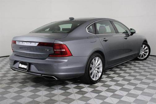 2019 Volvo S90 T6 Momentum