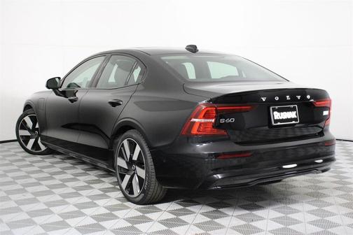 2023 Volvo S60 Recharge Plug-In Hybrid T8 Plus Dark Theme
