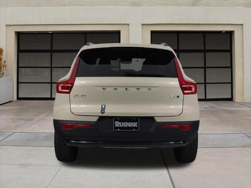 2025 Volvo XC40 Plus Dark Theme