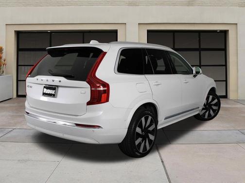 Crystal White Metallic 2023 Volvo XC90 Recharge Plug-In Hybrid T8 Ultimate 6-Seater