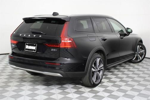 2025 Volvo V60 Cross Country Plus, B5 AWD Gas (mild hybrid)