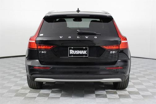 2025 Volvo V60 Cross Country Plus, B5 AWD Gas (mild hybrid)