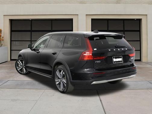 2025 Volvo V60 Cross Country Plus, B5 AWD Gas (mild hybrid)