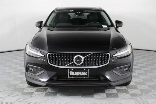 2025 Volvo V60 Cross Country Plus, B5 AWD Gas (mild hybrid)