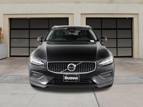 2025 Volvo V60 Cross Country Plus, B5 AWD Gas (mild hybrid)