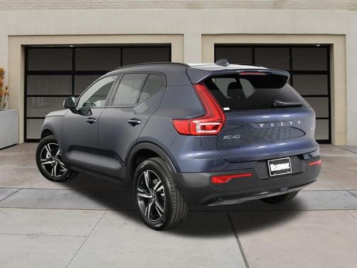 2026 Volvo XC40 Core, B5 AWD Gas (mild hybrid), Dark
