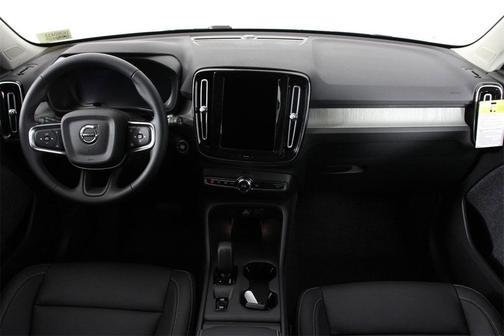 2026 Volvo XC40 Core, B5 AWD Gas (mild hybrid), Dark