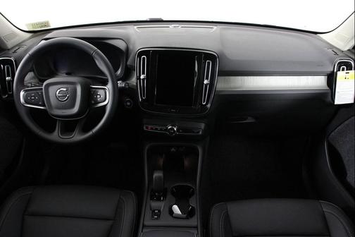 2026 Volvo XC40 Core, B5 AWD Gas (mild hybrid), Dark