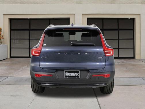 2026 Volvo XC40 Core, B5 AWD Gas (mild hybrid), Dark