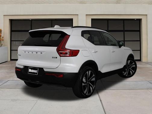 2025 Volvo XC40 B5 Plus Dark Theme