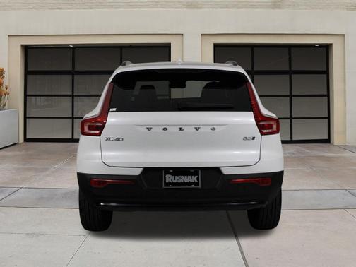 2025 Volvo XC40 B5 Plus Dark Theme