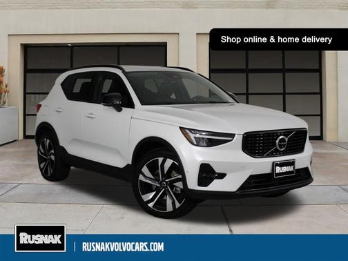 2025 Volvo XC40 B5 Plus Dark Theme