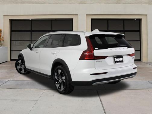 2025 Volvo V60 Cross Country B5 Plus