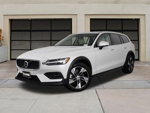 2025 Volvo V60 Cross Country B5 Plus