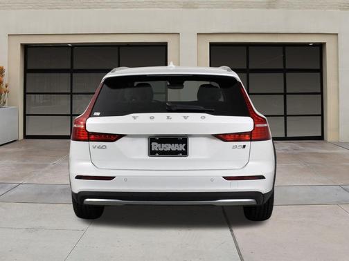 2025 Volvo V60 Cross Country B5 Plus