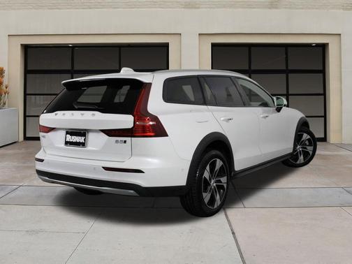 2025 Volvo V60 Cross Country B5 Plus