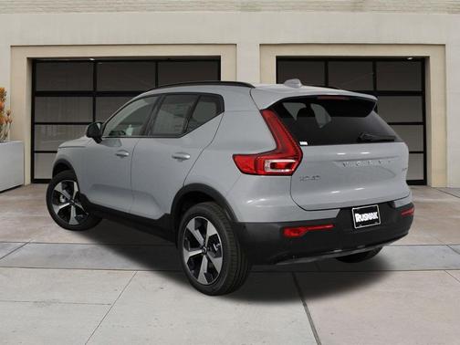 2026 Volvo XC40 Plus, B5 AWD Gas (mild hybrid), Dark