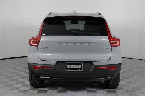 2026 Volvo XC40 Plus, B5 AWD Gas (mild hybrid), Dark