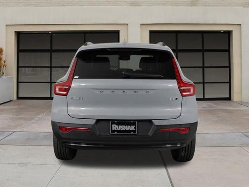 2026 Volvo XC40 Plus, B5 AWD Gas (mild hybrid), Dark