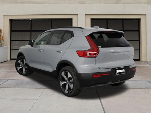 2026 Volvo XC40 Plus, B5 AWD Gas (mild hybrid), Dark