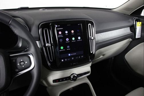 2026 Volvo XC40 Plus, B5 AWD Gas (mild hybrid), Dark