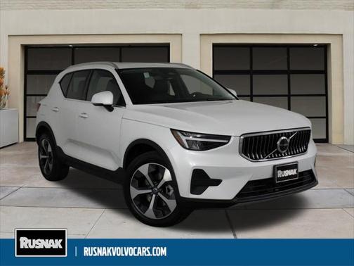 2025 Volvo XC40 B5 Core Bright Theme