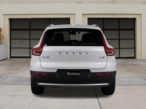 2025 Volvo XC40 B5 Core Bright Theme