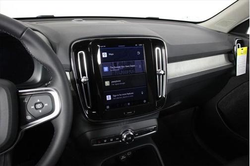 2025 Volvo XC40 B5 Core Bright Theme