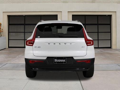 2026 Volvo XC40 B4 Plus