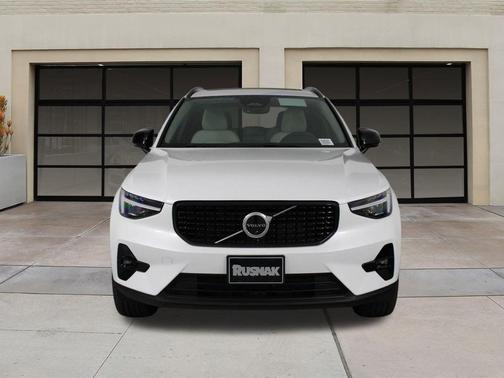 2026 Volvo XC40 B4 Plus