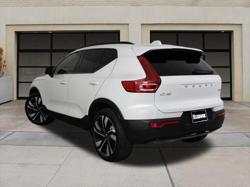 2025 Volvo XC40 B5 Ultra Dark Theme