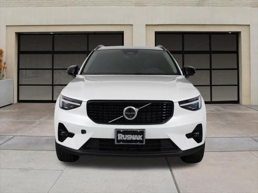 2025 Volvo XC40 B5 Ultra Dark Theme