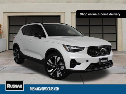 2025 Volvo XC40 B5 Ultra Dark Theme