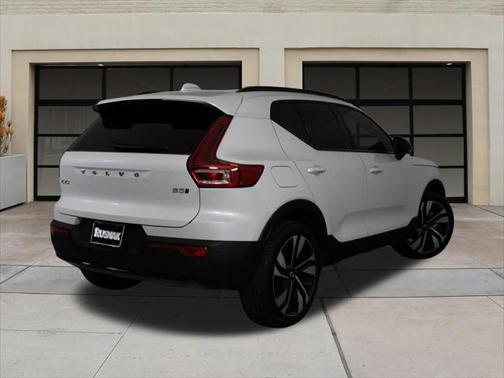 2025 Volvo XC40 B5 Ultra Dark Theme