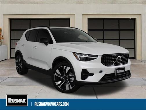2025 Volvo XC40 B5 Ultra Dark Theme