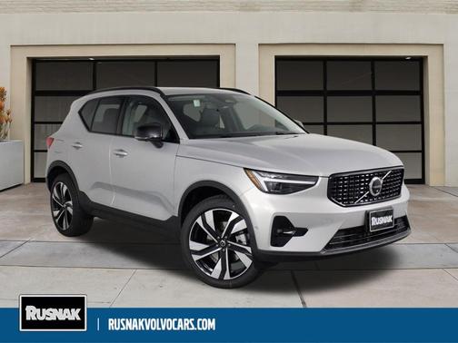 2025 Volvo XC40 B5 Ultra Dark Theme