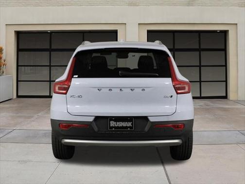 2025 Volvo XC40 B5 Core Bright Theme