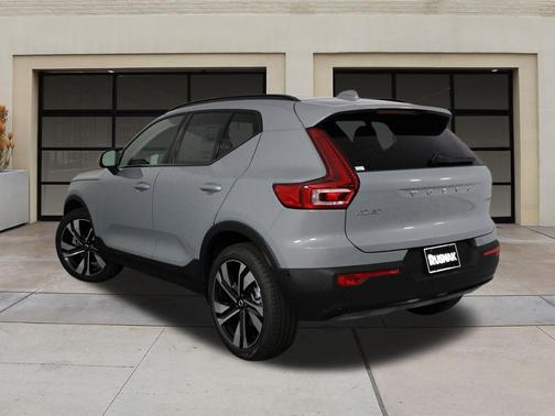2025 Volvo XC40 B5 Plus Dark Theme