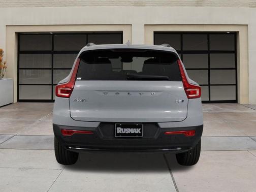 2025 Volvo XC40 B5 Plus Dark Theme
