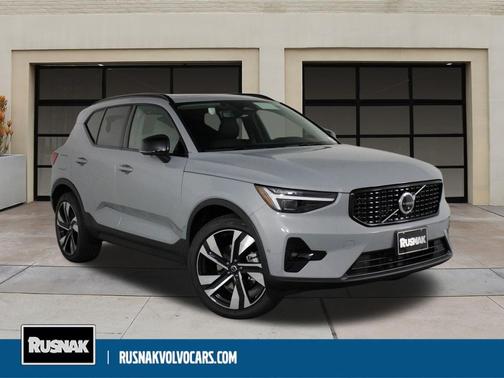 2025 Volvo XC40 B5 Plus Dark Theme