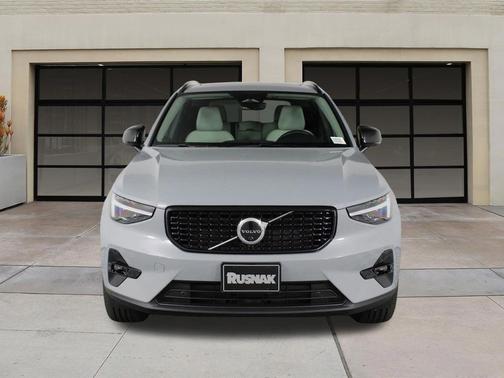 2026 Volvo XC40 Plus, B5 AWD Gas (mild hybrid), Dark