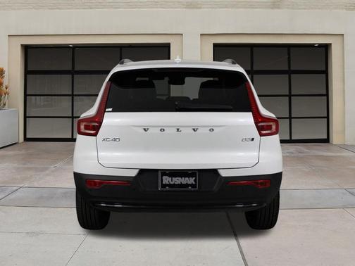 2026 Volvo XC40 B5 Ultra