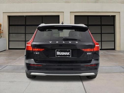 2024 Volvo V60 Cross Country B5 Plus