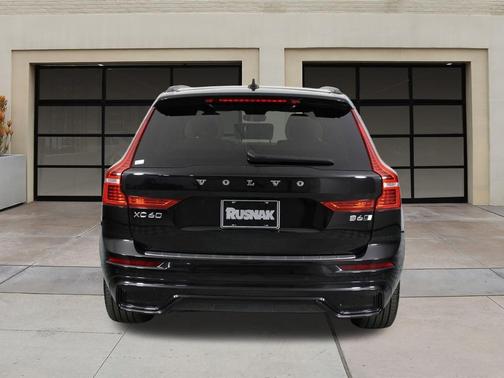2023 Volvo XC60 B6 Ultimate Dark Theme