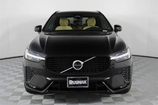 2023 Volvo XC60 B6 Ultimate Dark Theme